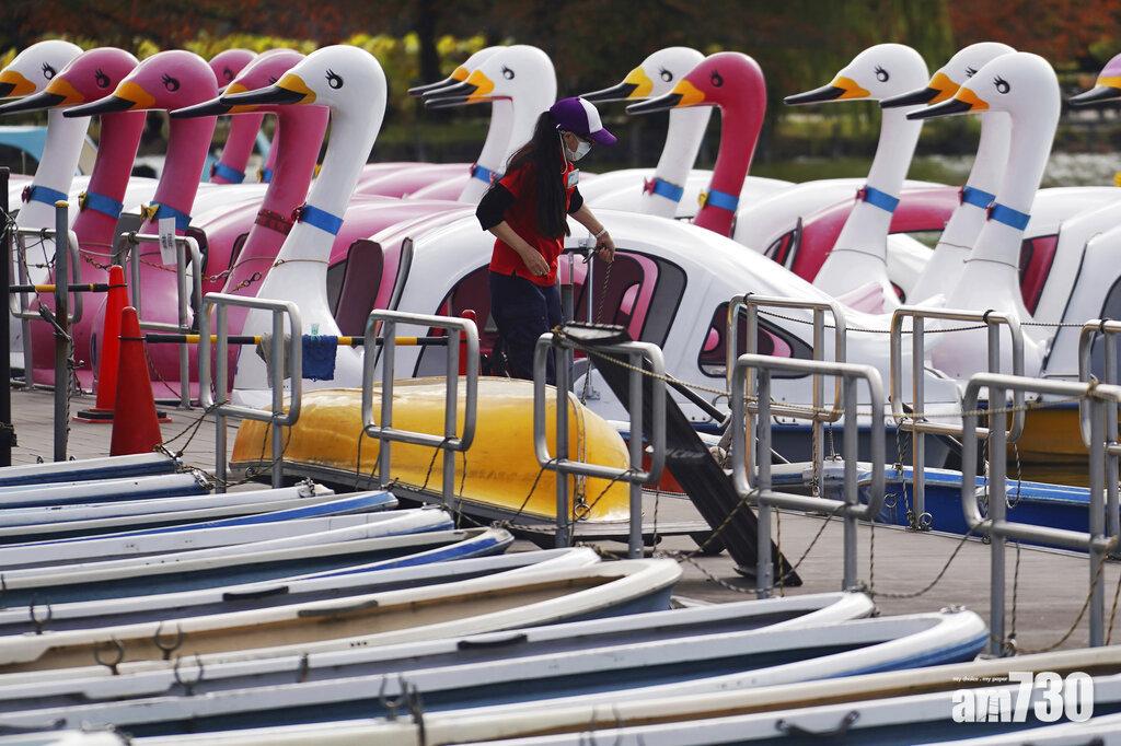 東京一公園的職員做好防疫措施。(資料圖片)
