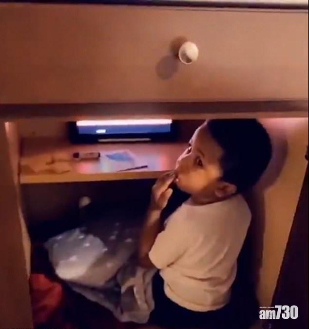 被發現時Noah嘴內塞滿零食。(互聯網)
