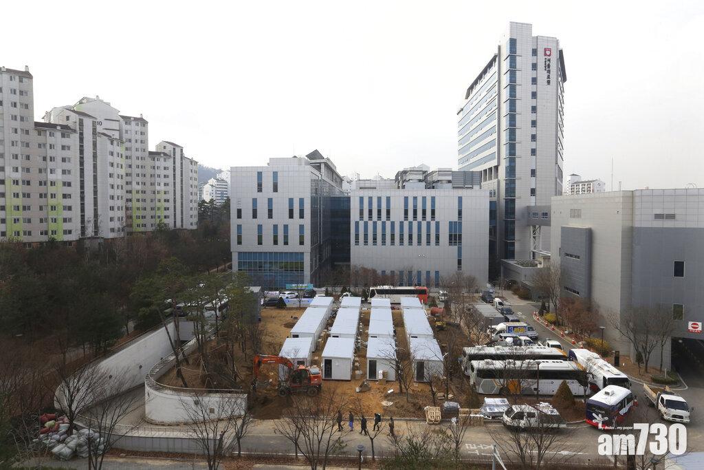 首爾醫院外建設貨櫃病房。(美聯社)