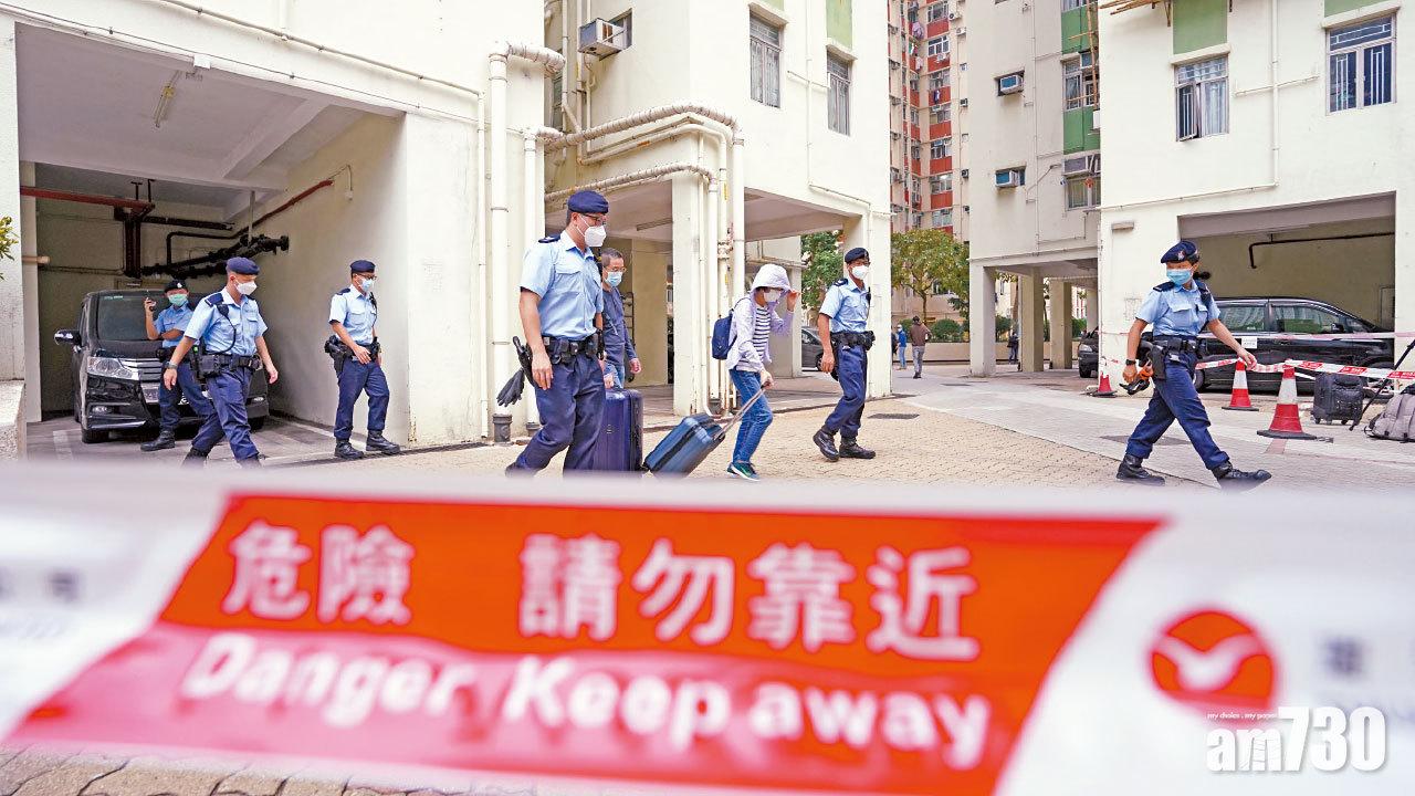 有屋苑居民拖行李喼離開。(陳奕釗攝)