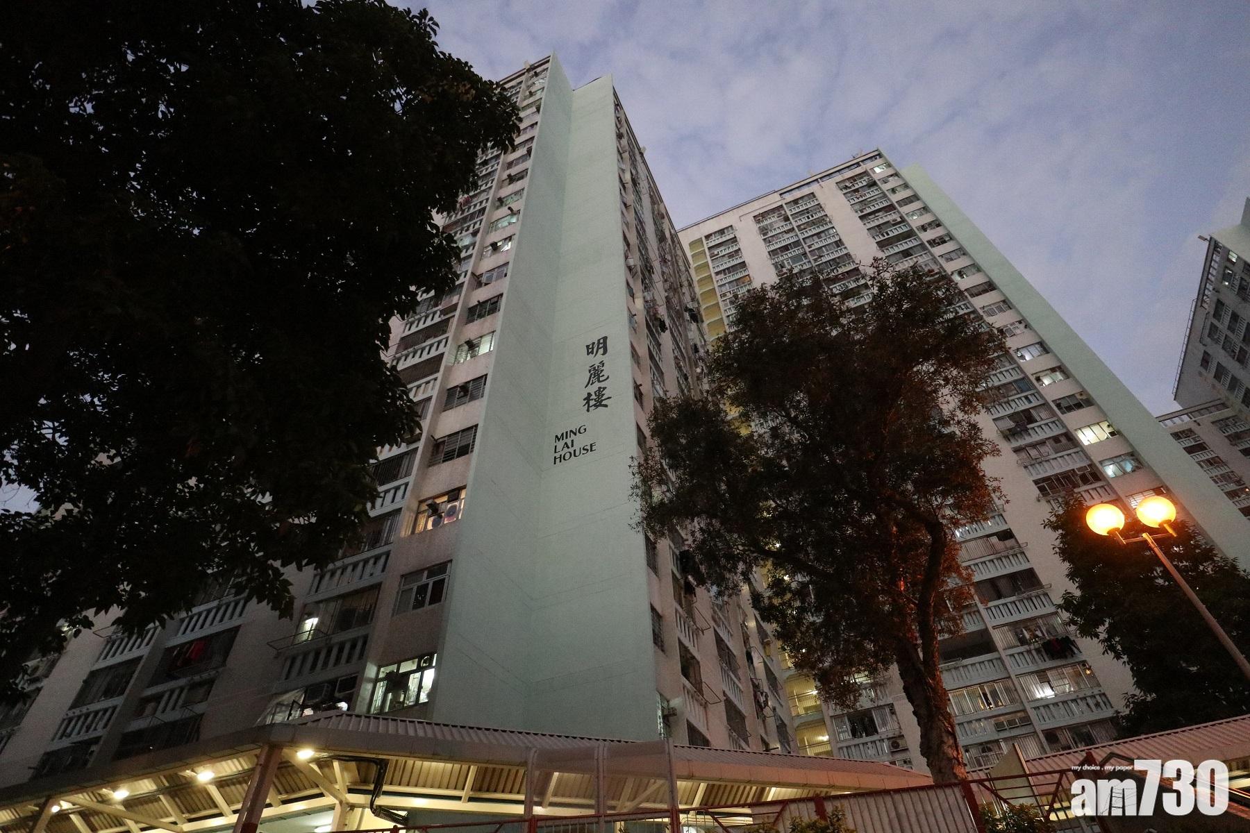 彩雲邨明麗樓累計3戶4人確診。(鍾式明攝)