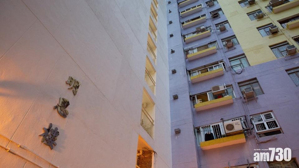 警員今晨拉起封鎖線,乙明邨明恩樓住戶出入需出示新冠肺炎病毒檢測證明。(資料圖片)