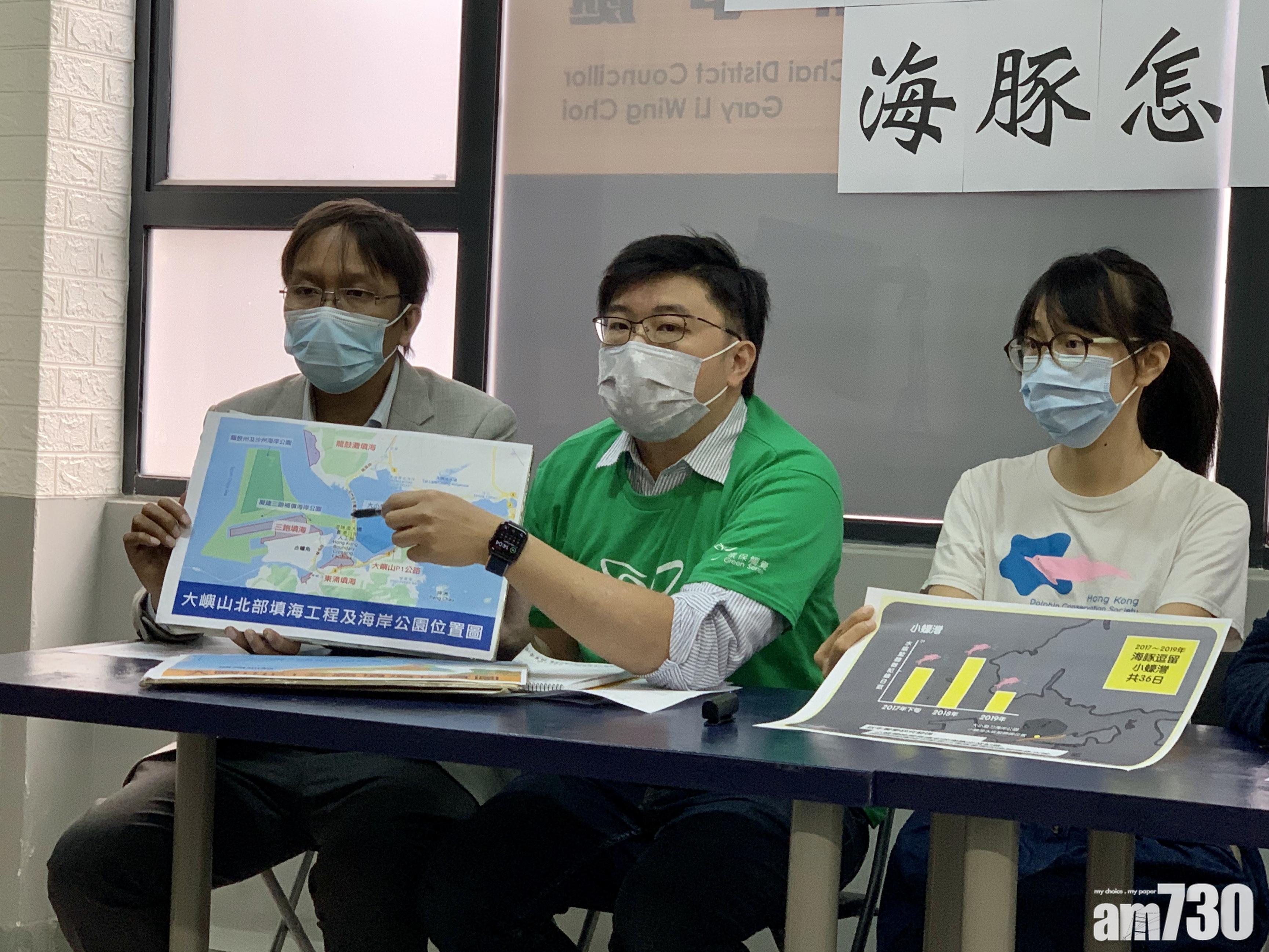 劉加揚(中)大嶼山P1公路與現時的北大嶼山公路幾乎重疊,質疑目前未有興建P1公路的需要。(黃焯楹攝)