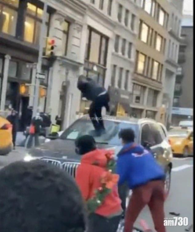 有人跳上車頭擋風玻璃上。(互聯網)