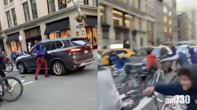 紐約市上周二有一群踩單車的青年瘋狂襲擊一輛寶馬房車。(互聯網)