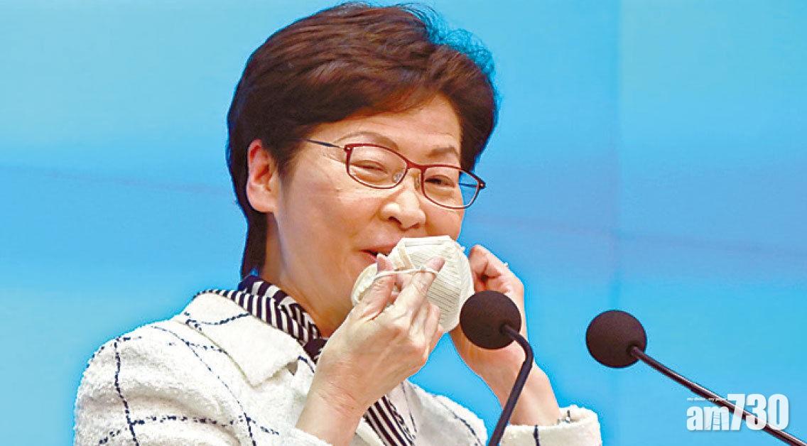 政府表示去年派逾千萬個「銅芯口罩」,總開支2.8億元。圖為特首林鄭月娥早前在記者會整理「銅芯口罩」。(資料圖片)