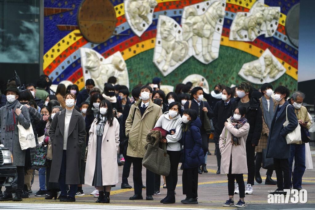嚴峻疫情下,東京涉谷街上人流未減。(美聯社)