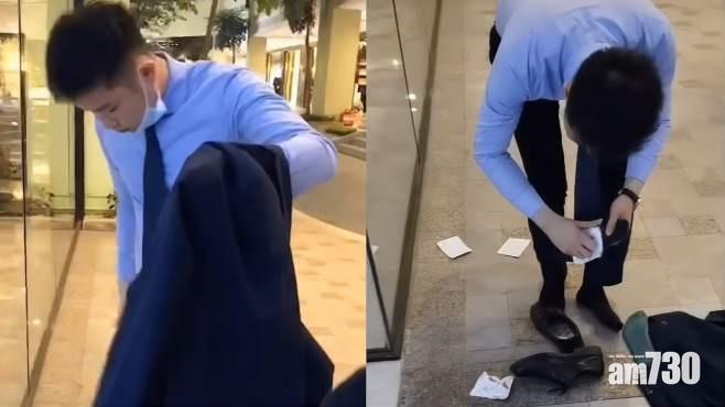 男子急忙脫衣取下暖包。(互聯網)