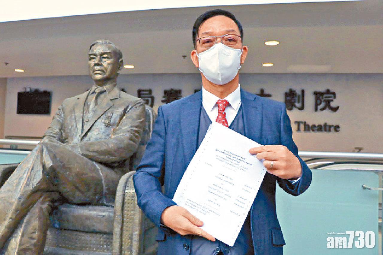 劉業強展示上訴庭判辭。(林俊源攝)