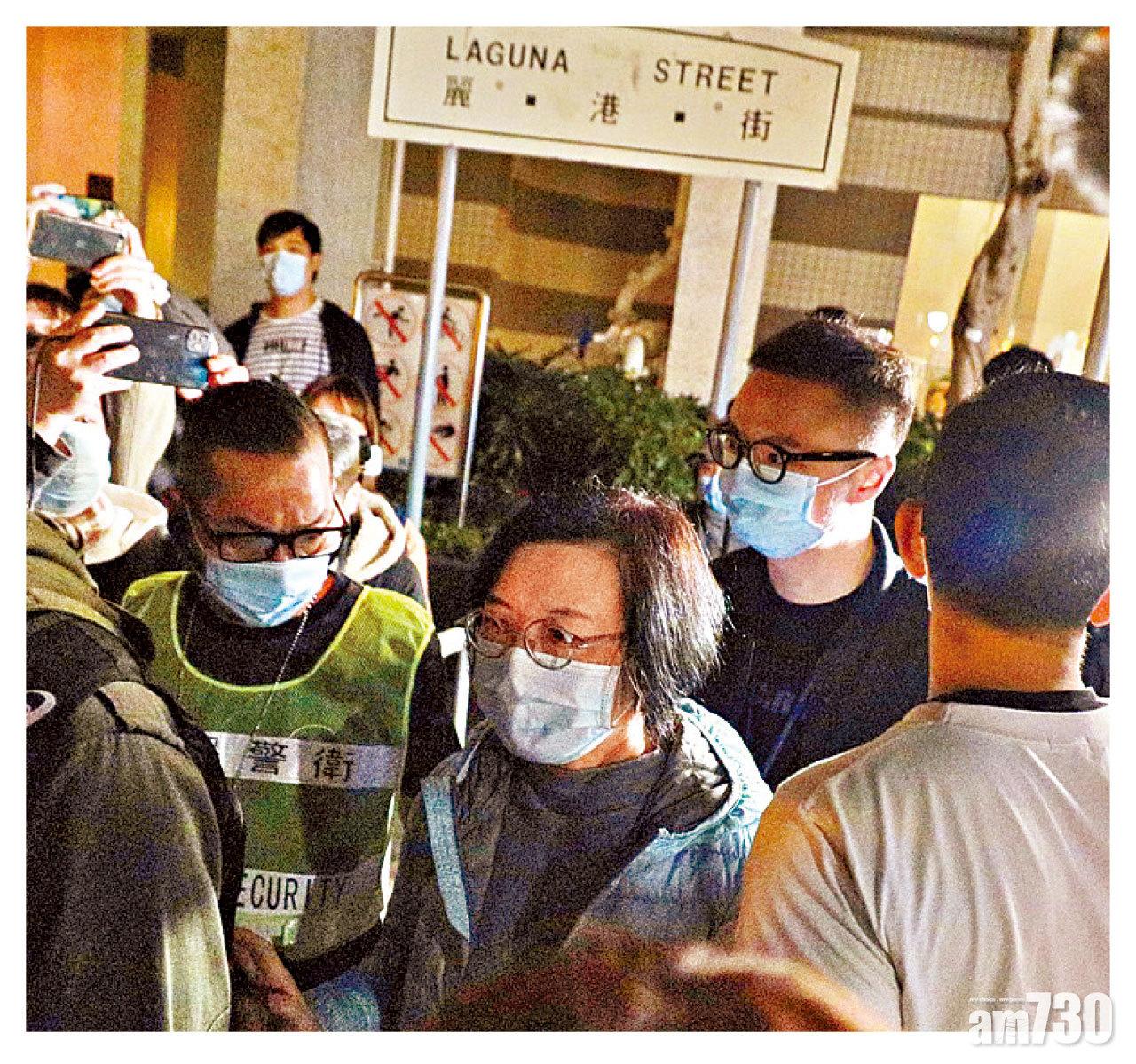 陳肇始(中)離開時被包圍。