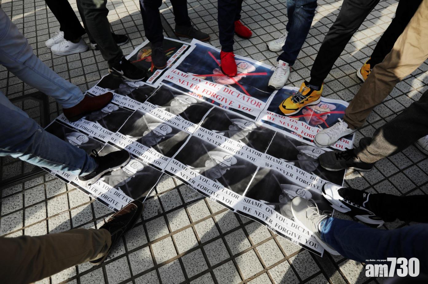 東京的抗議民眾踐踏緬甸軍方領袖肖像,以示不滿。(路透社)