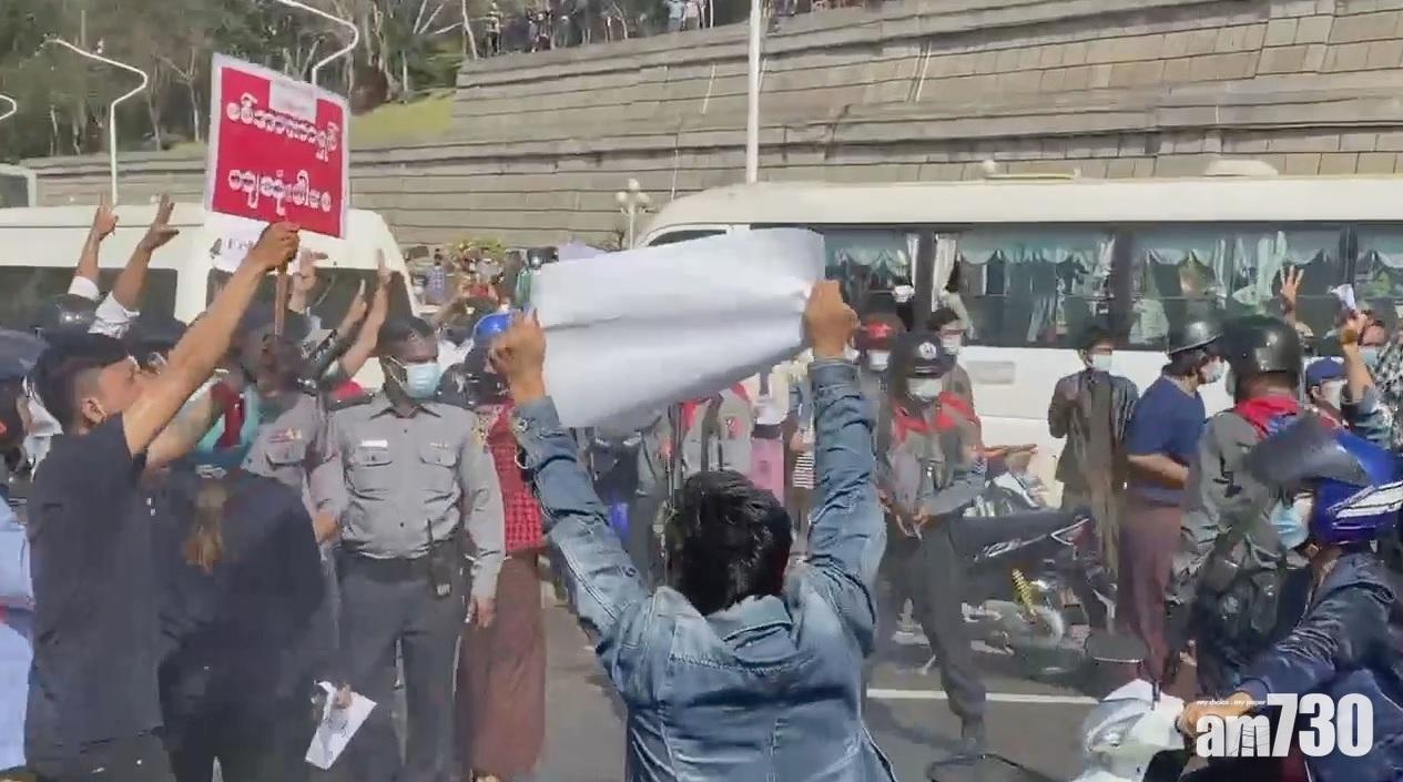 內比都警方驅散示威者。(路透社)