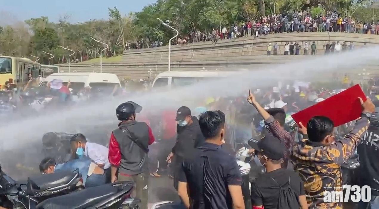 內比都警方向民眾發射水炮。(路透社)