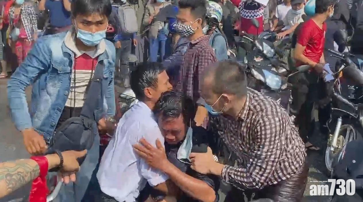 示威者中水炮。(路透社)