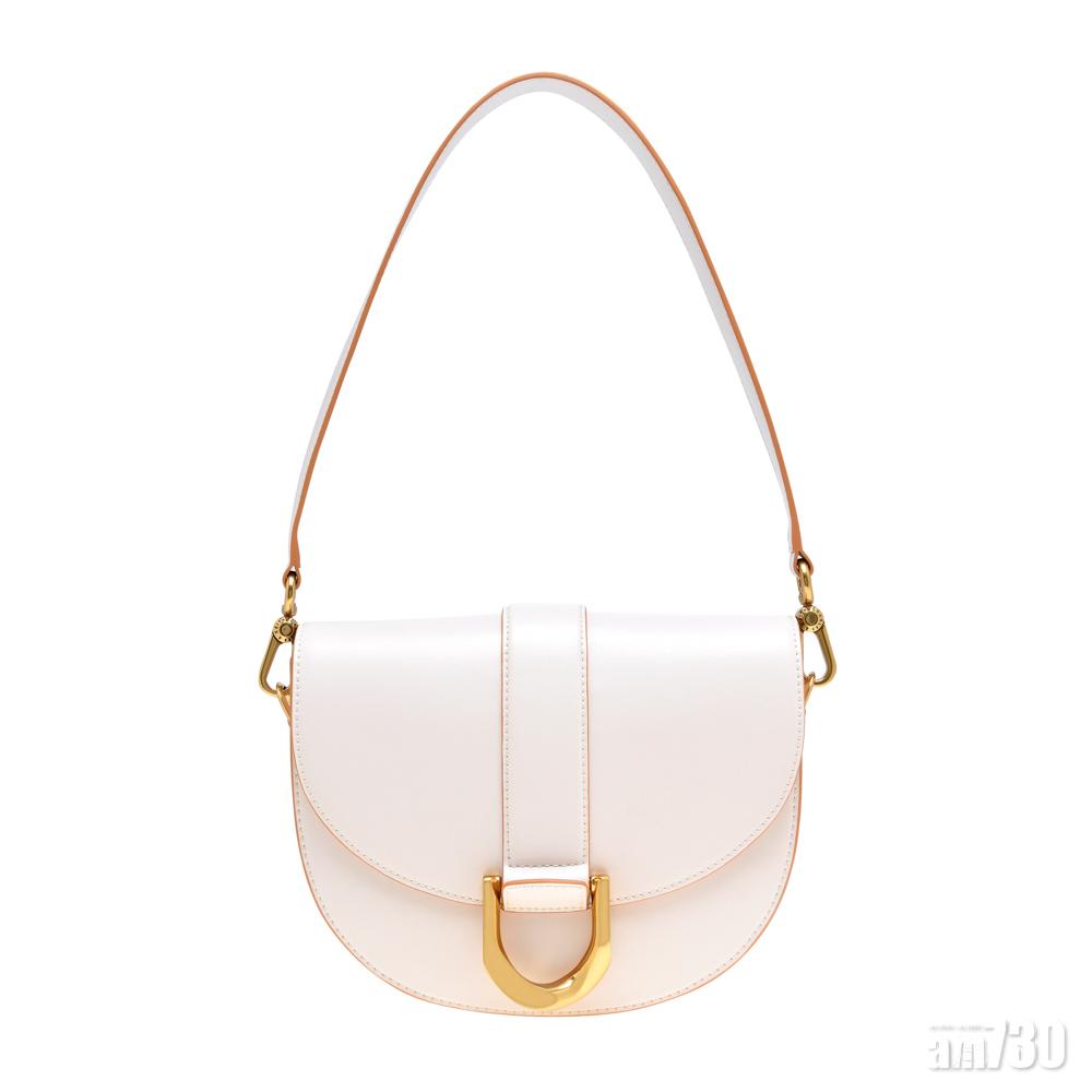 CHARLES & KEITH Gabine小馬鞍包 $599
淡淡的粉色尤如初萌芽的櫻花,搭載亮眼D字釦,增添時尚元素。