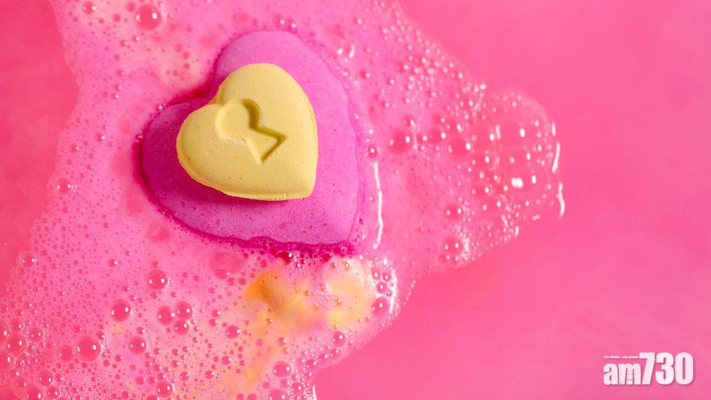 LUSH 愛情鎖汽泡彈 $130
情人節限定的汽泡彈,洋溢黑加侖子香調,配合有助提升心情的佛手柑精油,讓人怦然心動。
