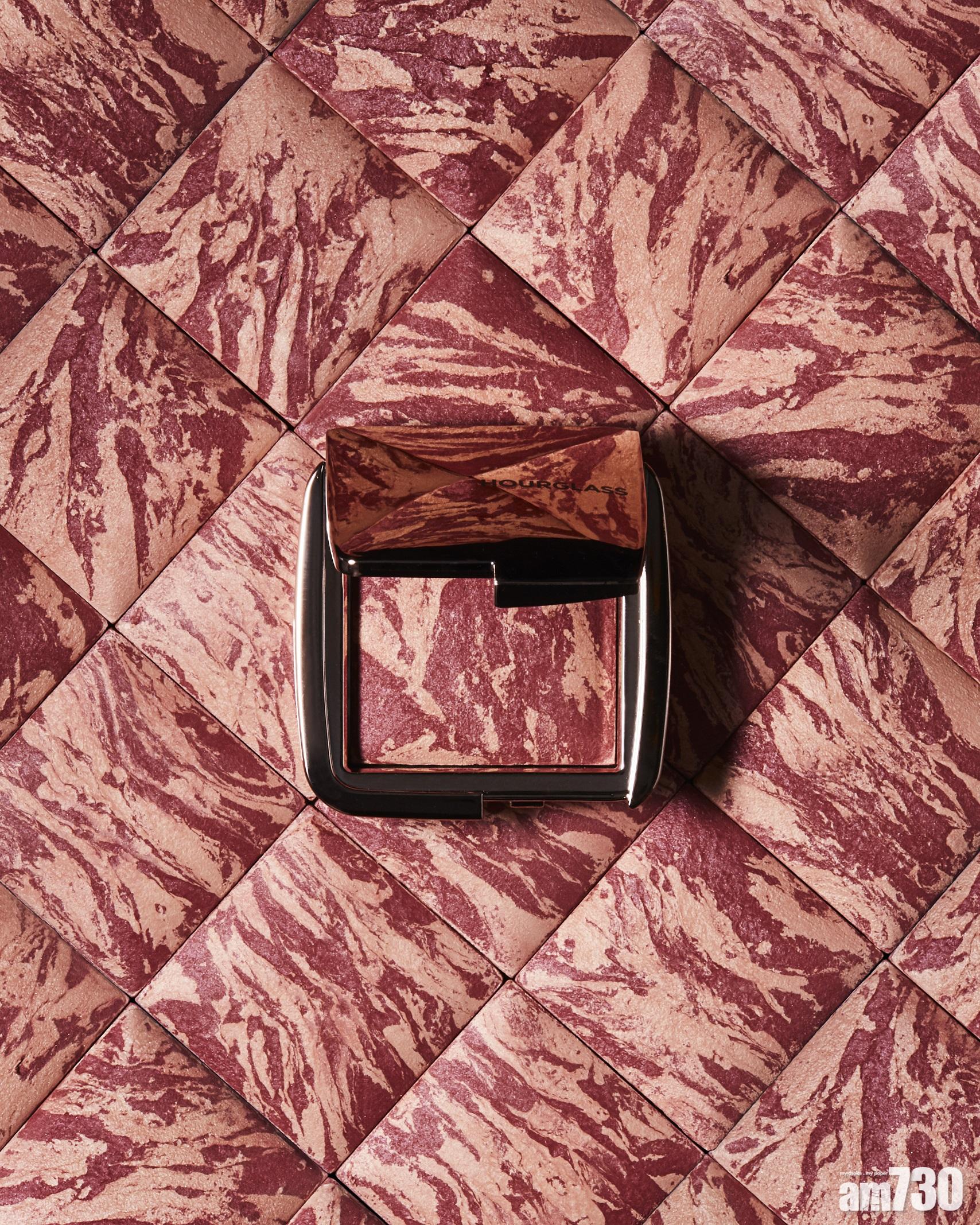 Hourglass AMBIENT 柔光亮顏胭脂 #AT NIGHT $360
磚紅色胭脂疊加Radiant Light,在面上映照明亮微光,令妝容更柔和,並具立體光澤。