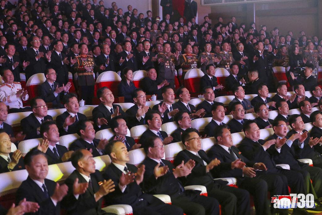 金正恩夫婦與一眾勞動黨官員均沒戴口罩。(美聯社)