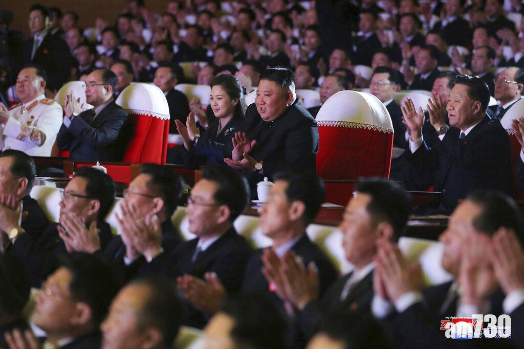 金正恩夫婦觀看表演。(美聯社)