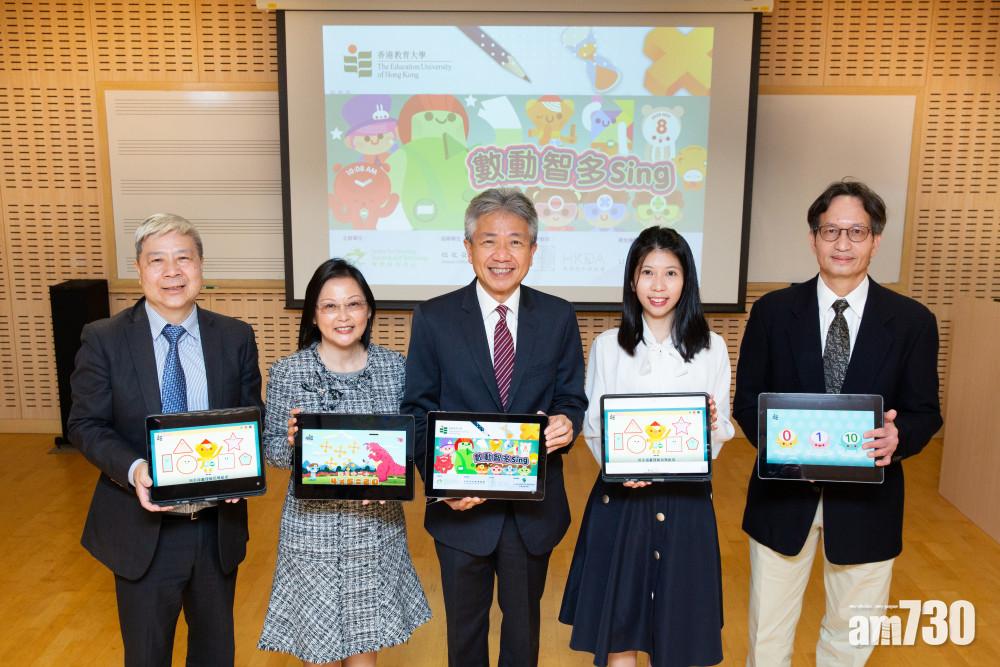 (左起)教學科技中心總監江紹祥、校友及拓展事務處處長劉冼靜儀、校長張仁良、畢業生黃諾雯、張家麟。(教大提供)