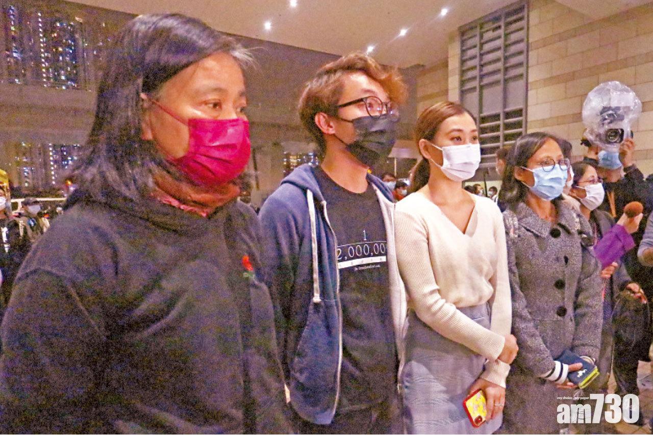 部分被告的親友聽取裁決後見記者。(鍾式明攝)