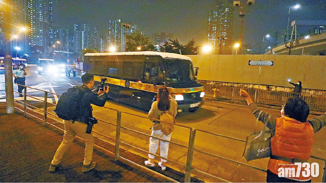 47名被告不論是否獲准保釋均須還柙,有支持者在囚車途經處聲援。(鍾式明攝)