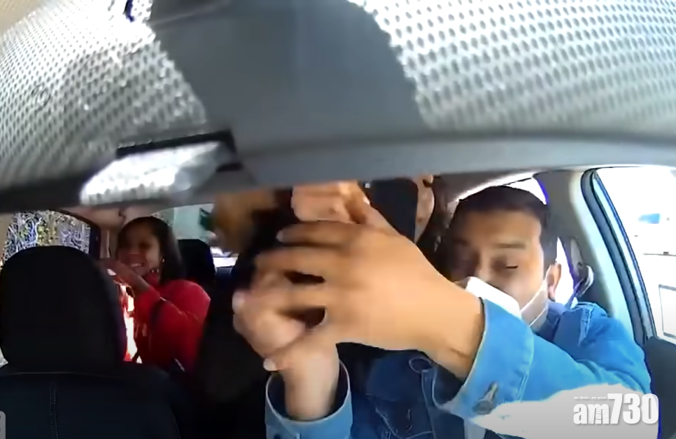 搶手機。(互聯網)