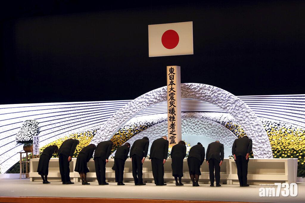 出席者向死難者之靈致祭。(美聯社)