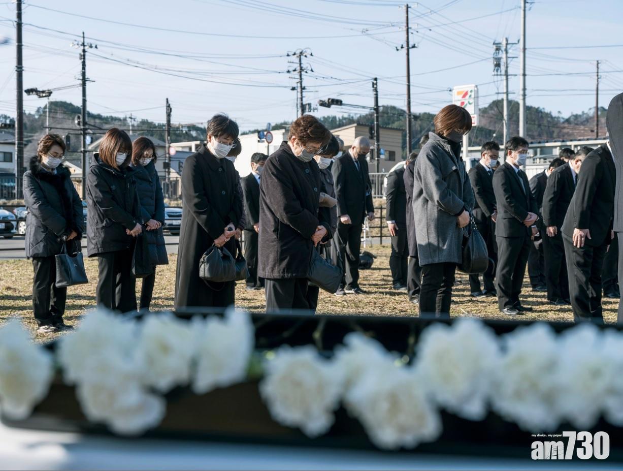 岩手縣民眾哀悼死難者。(美聯社)