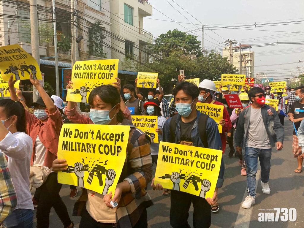 曼德勒民眾周日再上街遊行。(美聯社)
