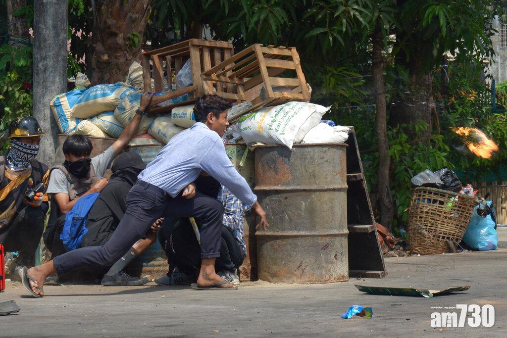 仰光示威者周日向軍警投擲汽油彈。(美聯社)