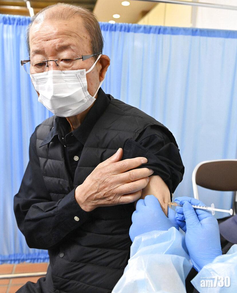 東京長者接種新冠疫苗。(美聯社)