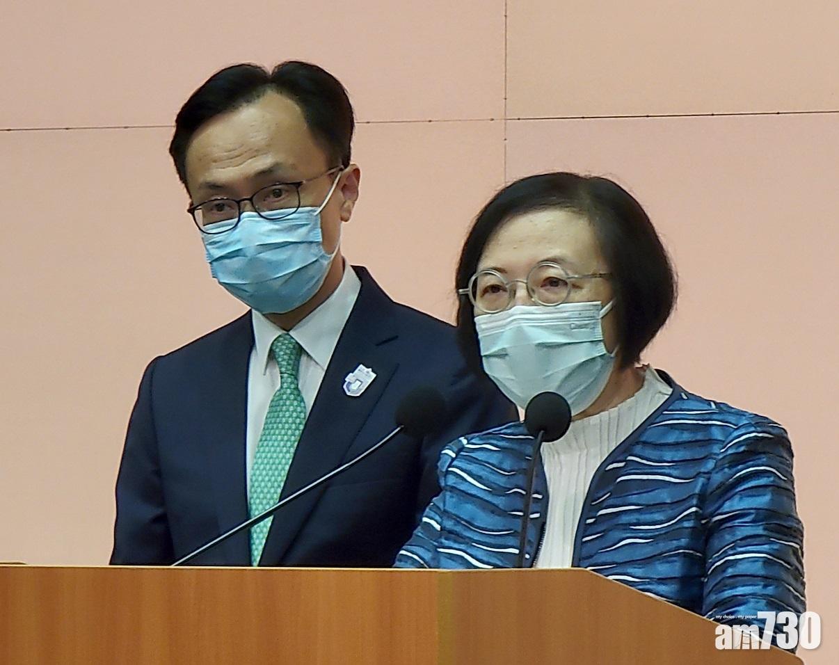 聶德權(左)指,放寬16歲或以上人士接種新冠疫苗。