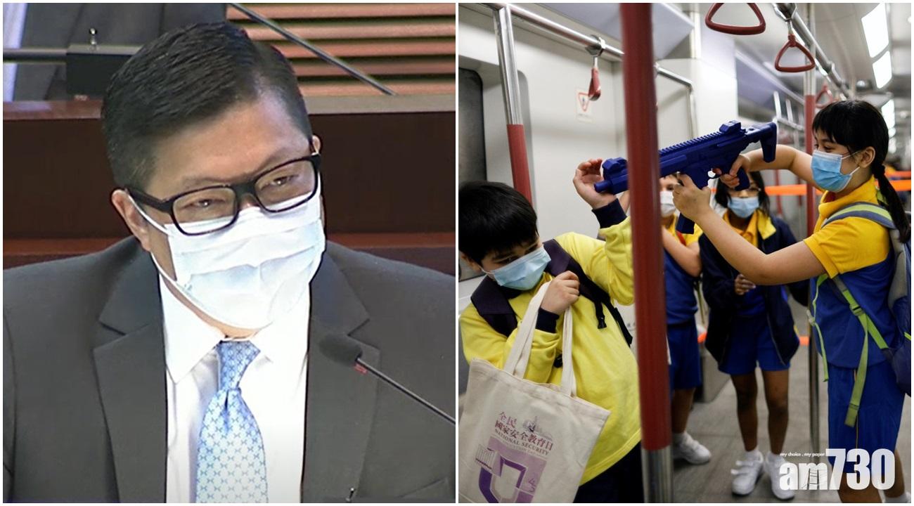 鄧炳強指,留意到有報章頭條,在警隊設施玩得很開心、天真爛漫的一班學生的相片,抹黑成與「黑暴」有關。(左為立法會影片截圖/右為路透社圖)