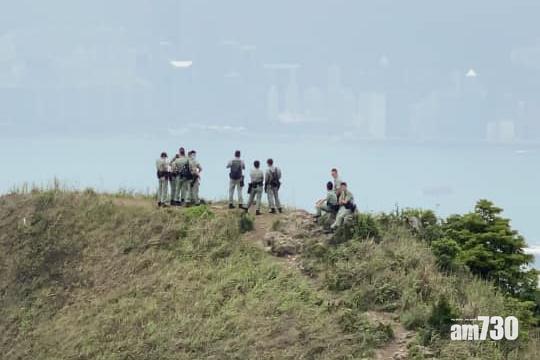 警方在飛鵝山協助尋人。(網民Kay Chu Kay Cheung)