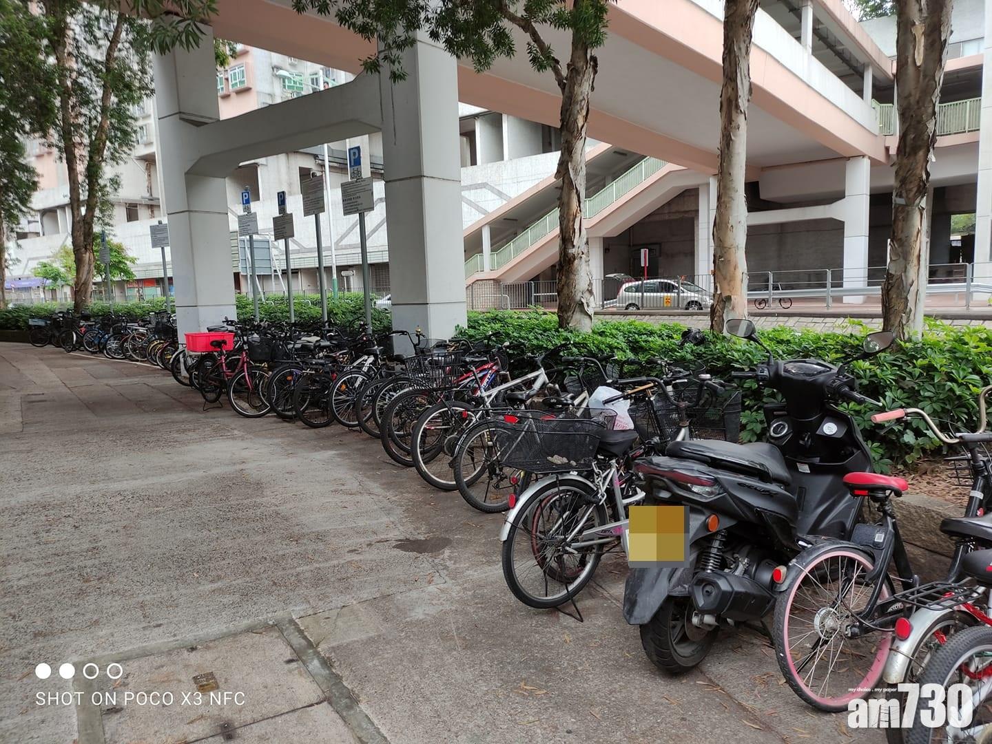 電單車混入單車群泊路邊。(Rex Wong@FB「香港鐵騎館吹水區」)