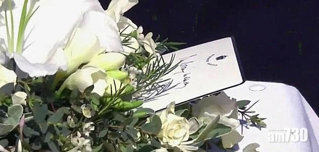 女王親手書寫的悼念卡放在皇夫靈柩上。(互聯網)