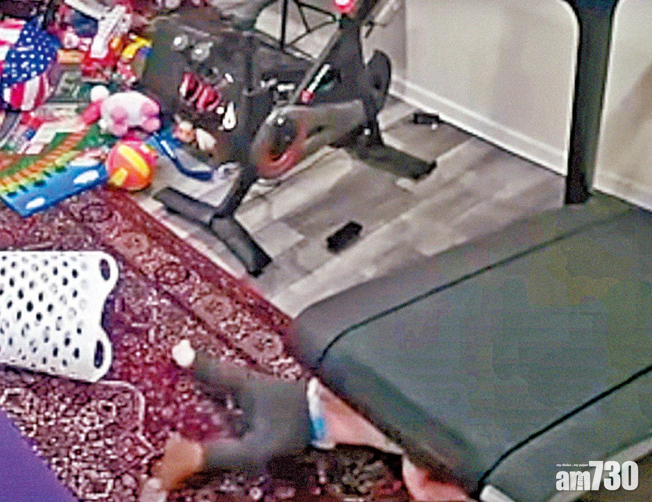 片段其後可見幼童捲進機底,女童急忙離開料找家長求救。幸跑步機最終停下,男童自行爬出。(互聯網)