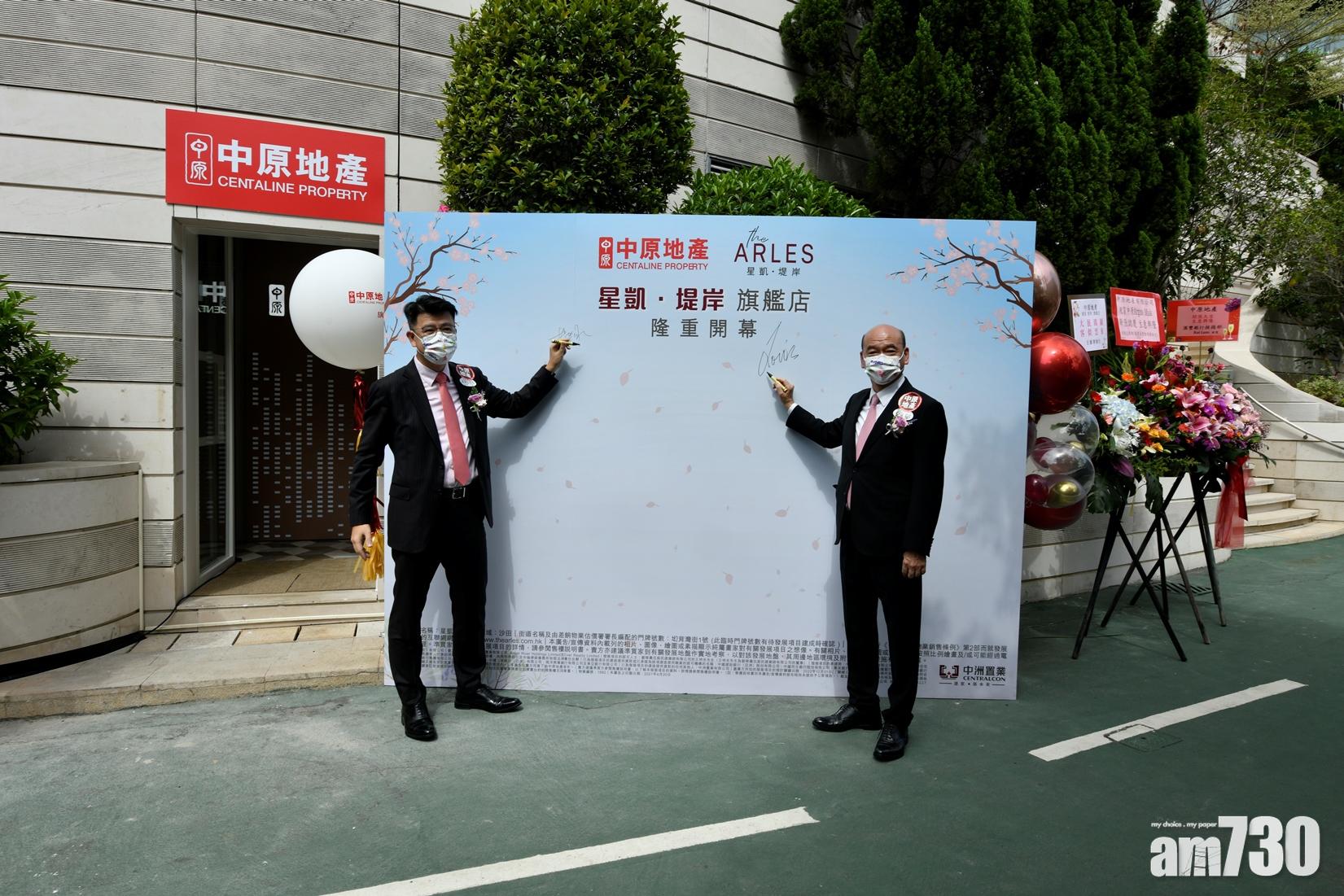 陳永傑(右)表示,目標全年分行數目增加50間及人手增加1,200人。