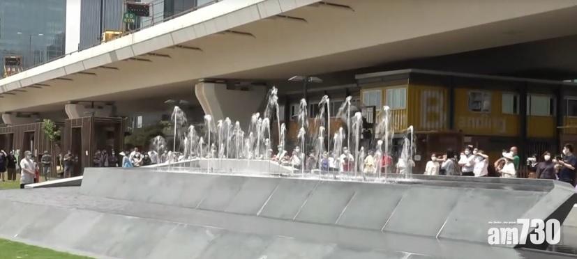逾半億觀塘海濱音樂噴泉啟用,市民稱沉悶。(直播截圖)