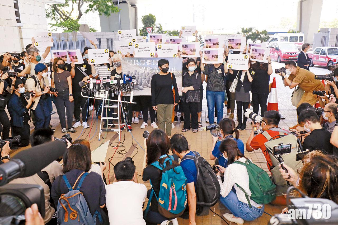 蔡玉玲(中)感謝親友、行家半年來的支持,又相信裁決影響深遠,日後若非當事人申請查冊,均可能視作虛假陳述。(林俊源攝)