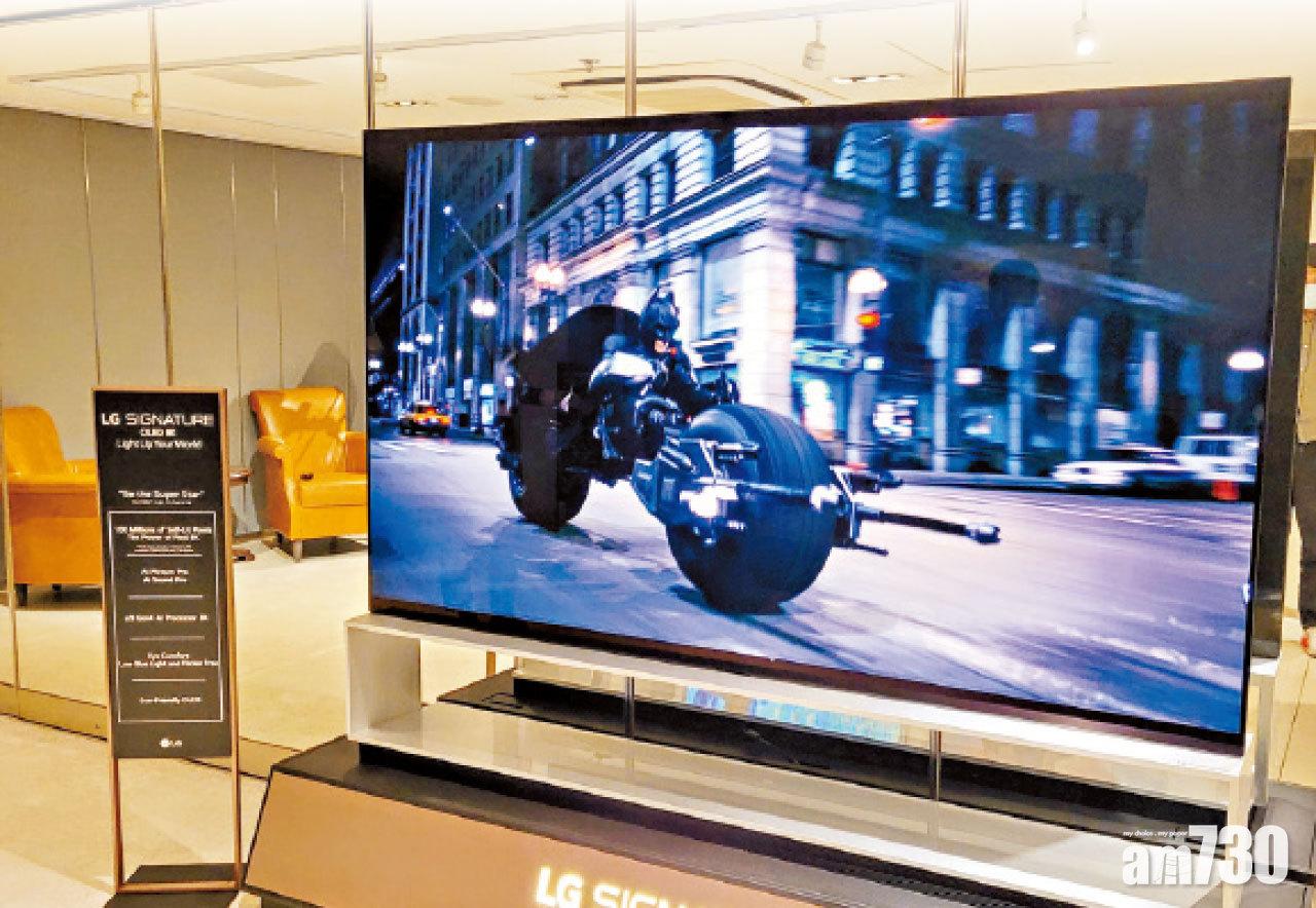 以Signature OLED 8K Z1試播《蝙蝠俠》電影,畫質銳利度大增。(售238,000元)