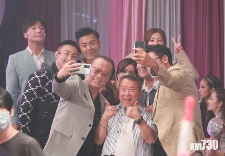 志偉每次都與參與演出的藝人大合照。