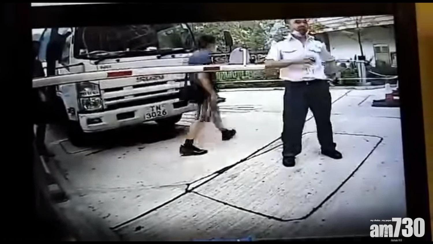 保安疑似被毆打至臉部流血受傷。(片段截圖)