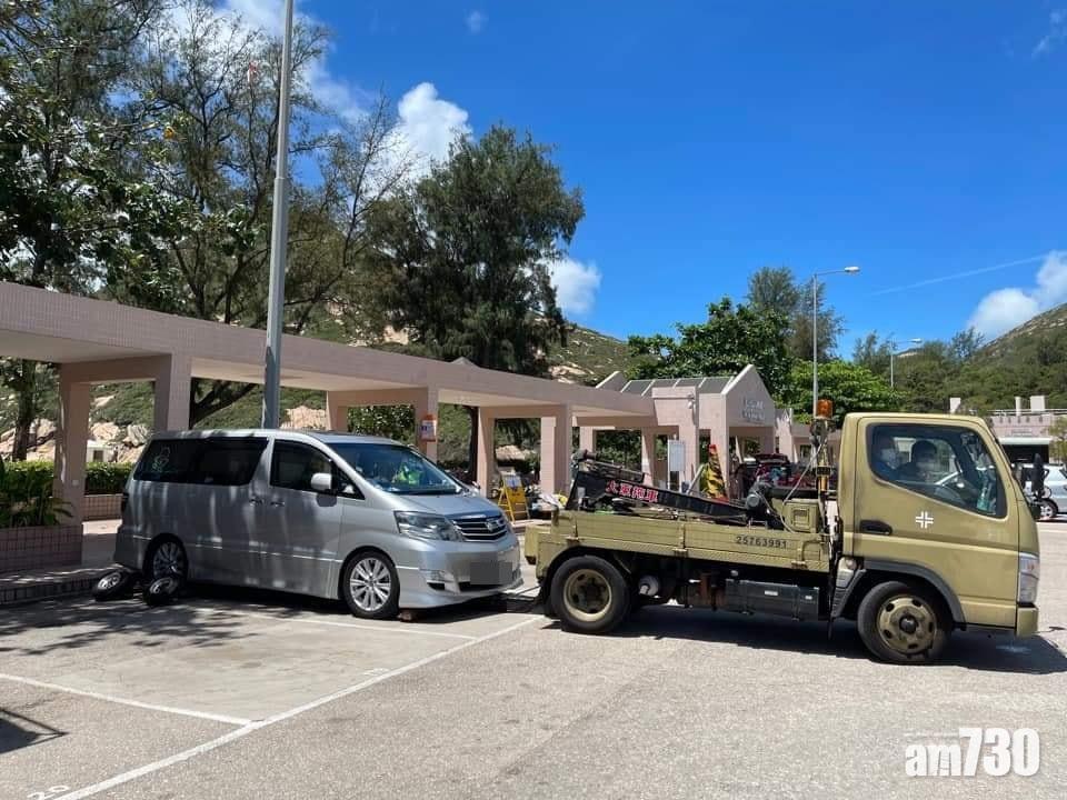 海灘私家車泊巴士站被拖,網友笑言若車主僅穿泳裝下車「就好笑喇」。(Sam Kwong@(Facebook「馬路的事討論區」)