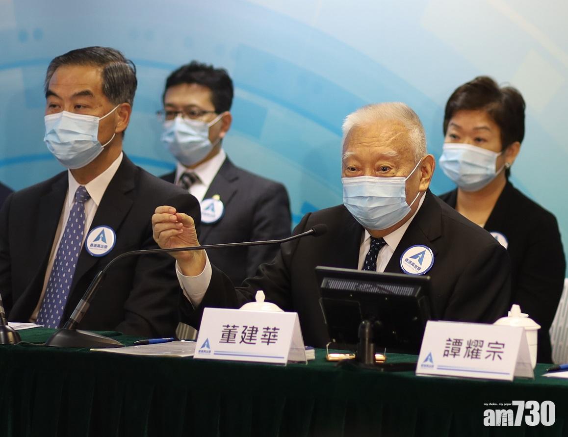 董建華指,自己接種疫苗後一點事都無,呼籲市民接種疫苗。(鍾式明攝)