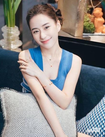 超蓮透露過去的母親節送了一隻心型鑽戒給媽咪。