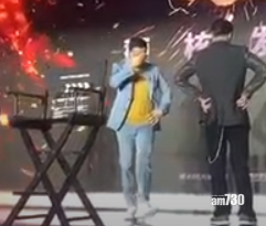 子丹與霆鋒看到象徵陳木勝的導演凳,不禁落淚,要轉過身抹眼淚。