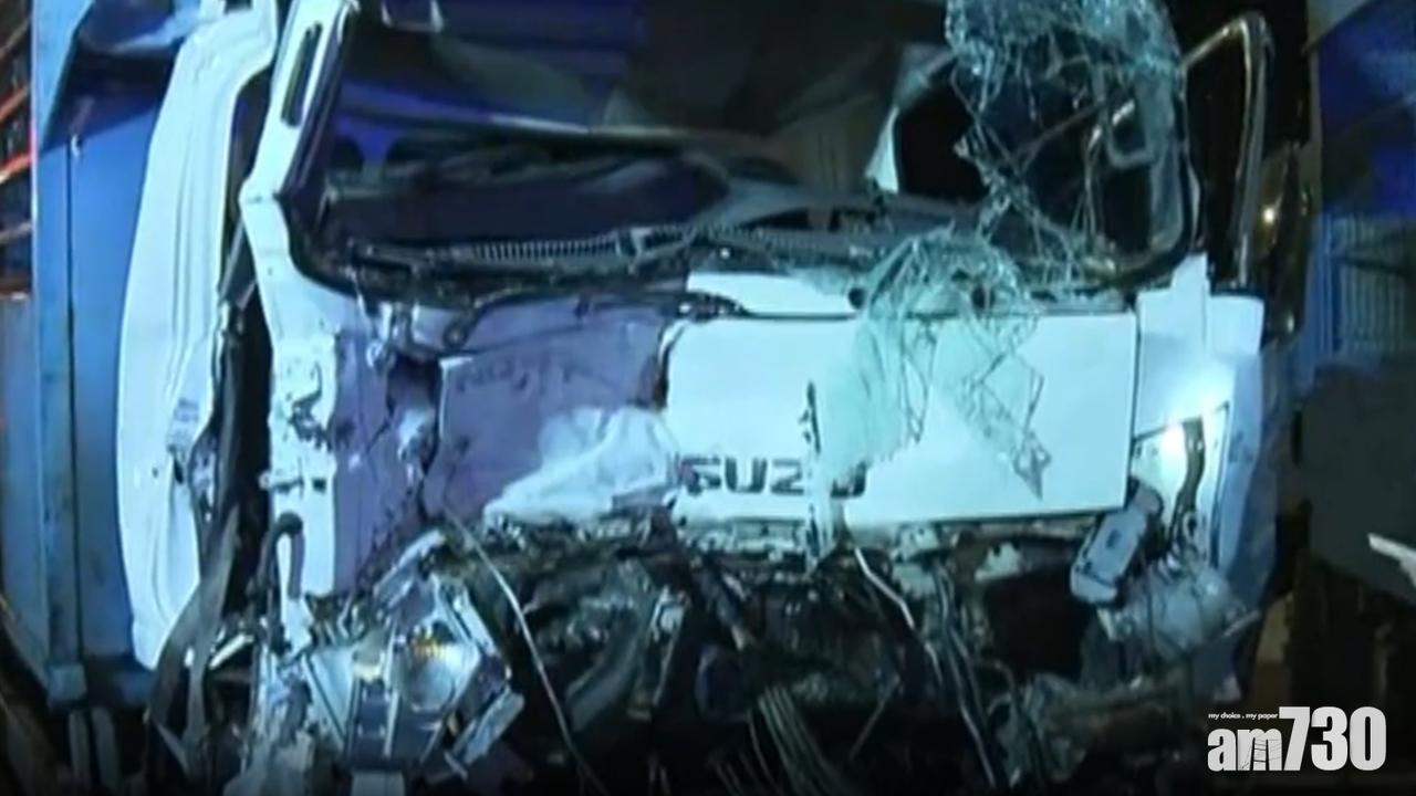 荃灣路3車相撞,4人送院,1名貨車司機送院搶救後不治。(電視截圖)