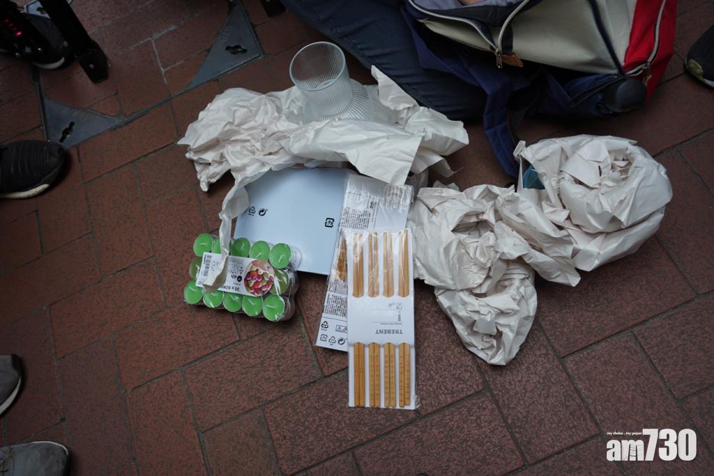 二人展示「戰利品」。